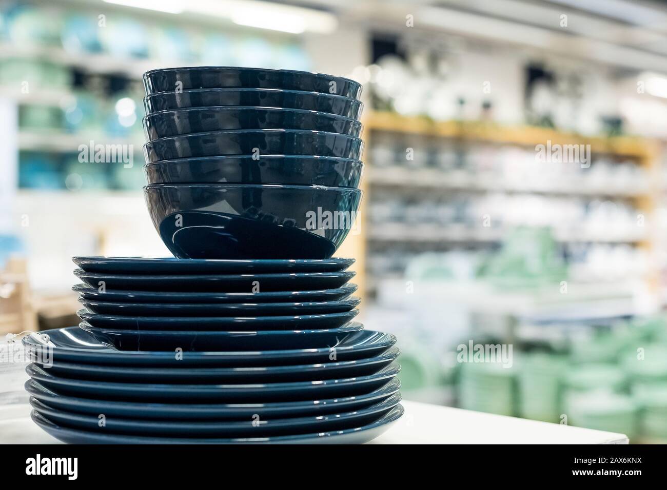 gli articoli domestici sono disposti sugli scaffali per la vendita. Piatti, tazze, ciotole, nei toni del blu classico.piatti e piatti blu, design moderno.ceramica Foto Stock