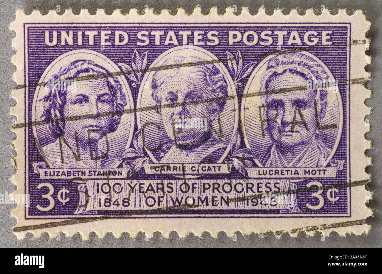 Un francobollo statunitense del 1948 in onore di 100 anni di progresso femminile. Con Elizabeth Stanton, Carrie Catt e Lucretia Mott. Foto Stock