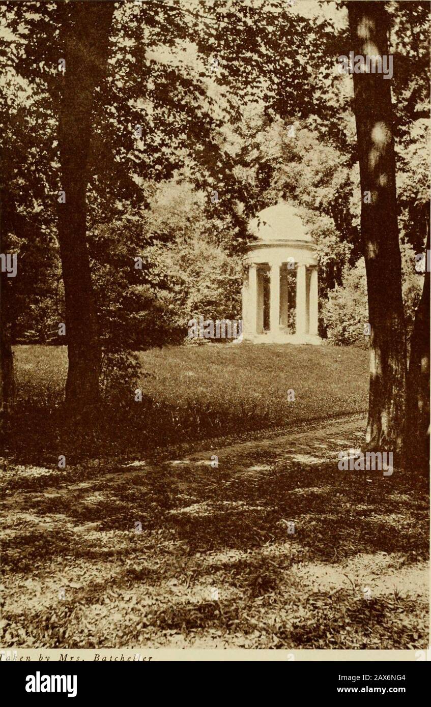 Castelli italiani e sedi di campagna . e rendendosi sicuri, ingrandire il loro dominio. Puntarono a Pisa, andguadagnato l'inimicizia di Firenze. Essi lottarono per Bologna, furono scomunicati e interdicati dai papi, ma riuscirono a costringere Genova, che si logorò e si esaurì per la sua lunga lotta contro Venezia, a donarsi a loro, promettendo pace e sicurezza. Si è detto molto della crudeltà e spietata ambizione di Gian Galeazzo Visconti, ma hewas in realtà l'uomo i tempi richiesti, perché hewas probabilmente l'unico abbastanza forte per uscire dal caos. Anzi, lui c Foto Stock