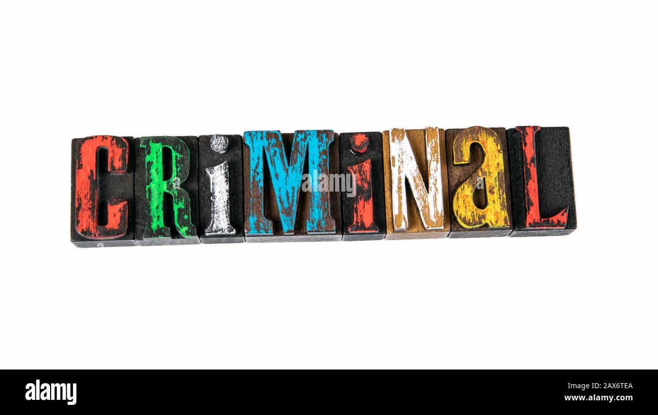 CRIMINALE. Fair Court, Servizi Legali, Infrazioni E Termini. Lettere di legno colorate su sfondo bianco Foto Stock
