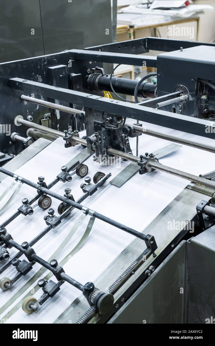 Processo di stampa in fabbrica: Primo piano della macchina per il linotype utilizzando la tecnologia per la composizione del testo Foto Stock