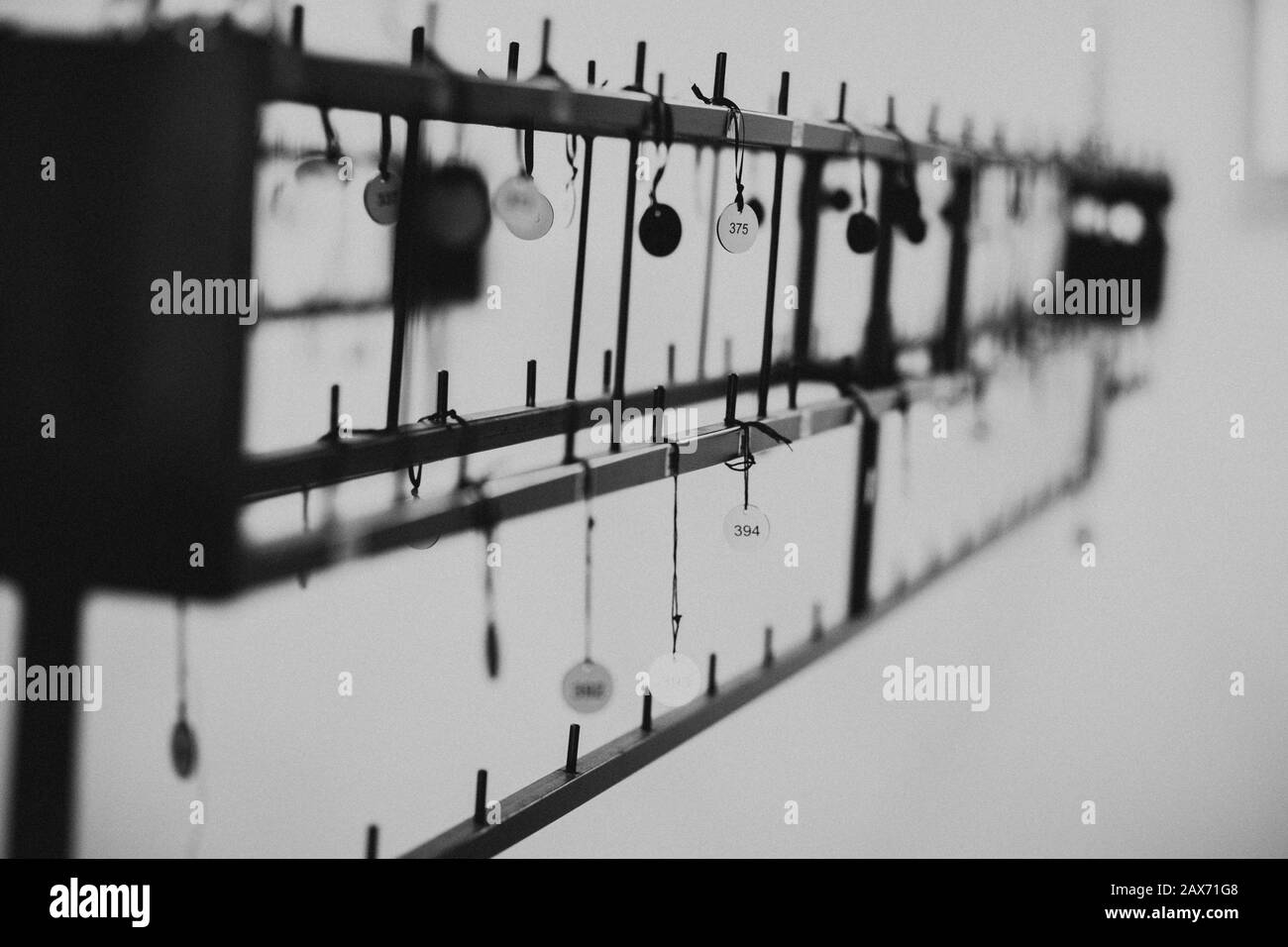 Messa a fuoco selettiva in bianco e nero di appendiabiti da teatro Foto Stock