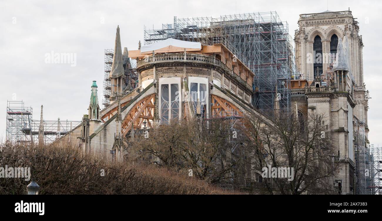Vista sul retro di Notre Dame con impalcature in cima e natiche volanti intorno alla navata della cattedrale. Alta risoluzione, formato panoramico. Foto Stock