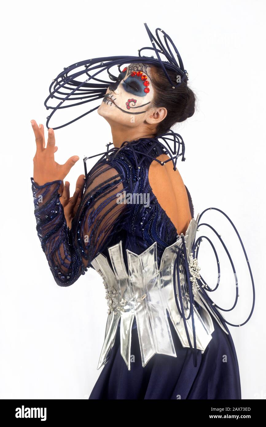 Attraente giovane donna con zucchero cranio trucco Foto Stock