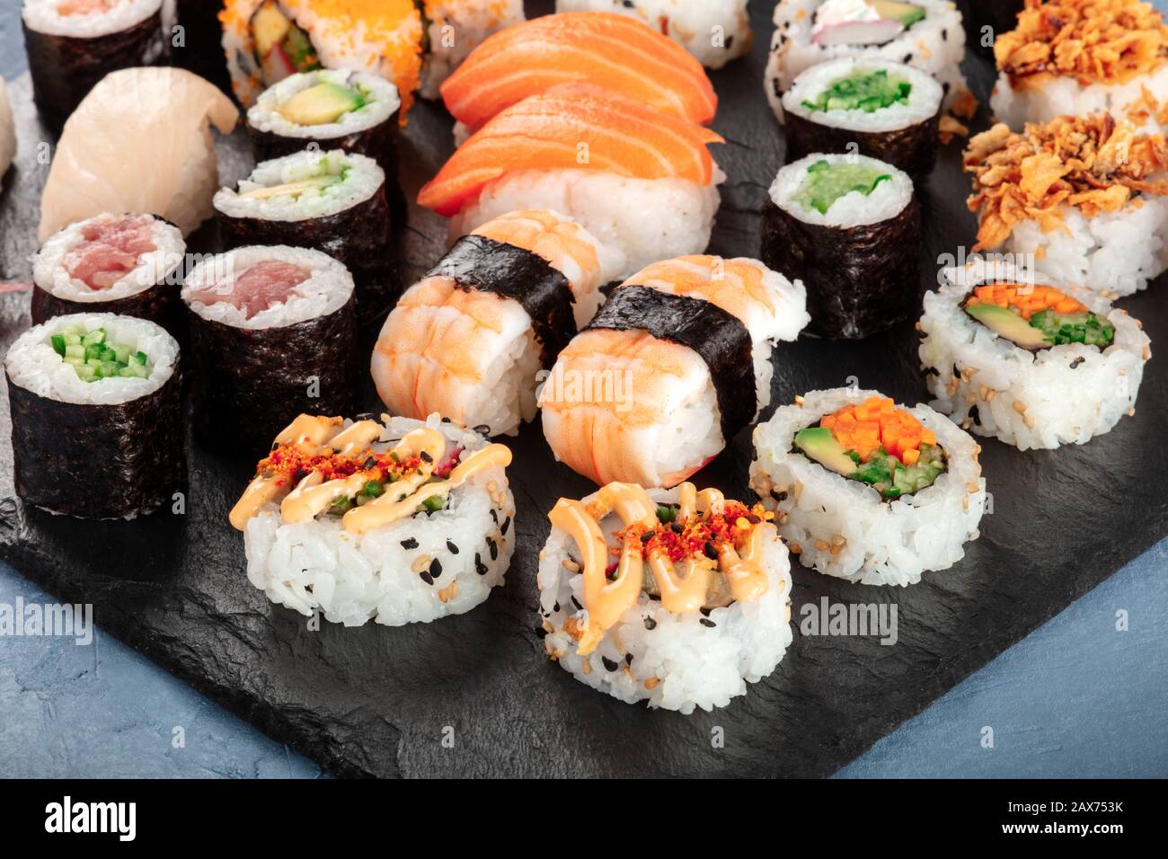 Ampio set di sushi da vicino. Vari maki, nigiri e rotoli Foto Stock