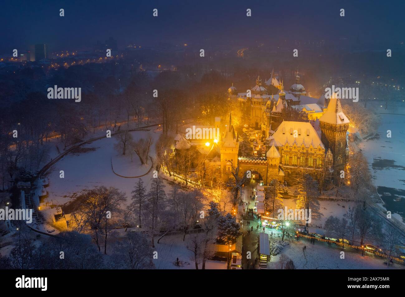 Budapest, Ungheria - veduta aerea del castello di Vajdahunyad innevato nel Parco cittadino con il grazioso mercato di Natale all'ora blu Foto Stock