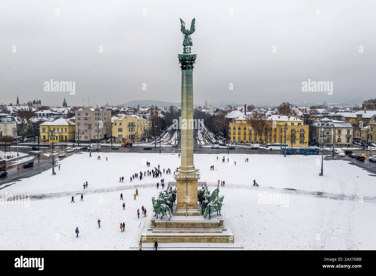 Budapest, Ungheria - veduta aerea di Piazza degli Eroi innevati (Hosok tere) con via Andrassy e Dozsa Gyorgy in una fredda giornata invernale Foto Stock