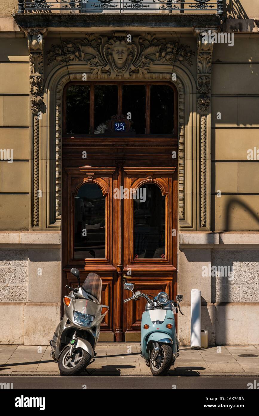 Due Scooters davanti porta di legno d'epoca Foto Stock