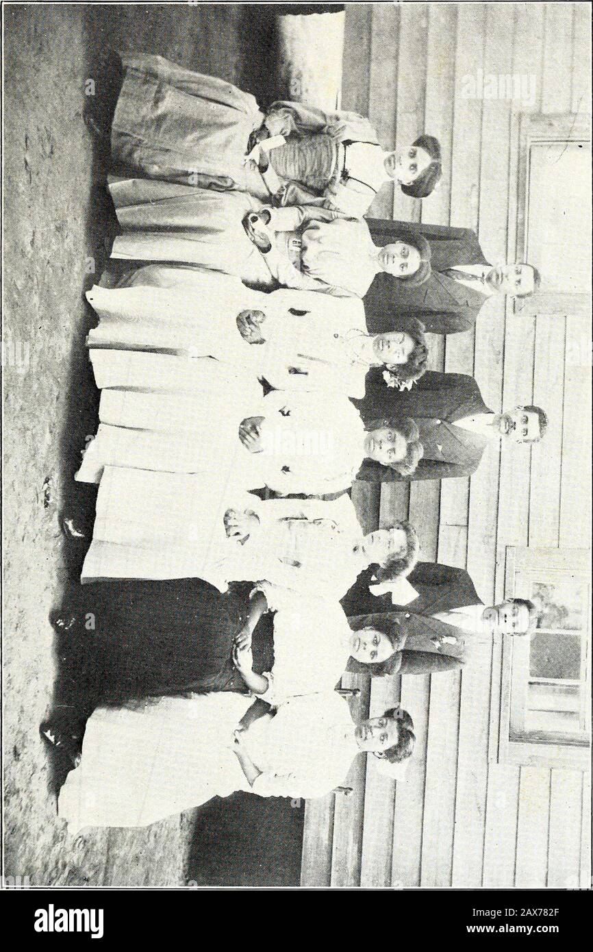 Elizabeth City State Teachers College Catalogo . Est.: Colgrovie Il Maestro E La Scuola. QUARTO ANNO NORMALE. Testi Hamiltons La Recita. &. Phonics in Lettura e come insegnare La Lettura. C. Barretts Pedagogia Pratica. D. Controllo Dei Rifiuti. E. OSheas Problemi Quotidiani nell'insegnamento. /. Osservazione e Pratica insegnamento, gradi 1-5.g. Charters Insegnare I Rami Comuni. 14 SCUOLA NORMALE COLORATA DI STATO, DIPARTIMENTO ACCADEMICO corso di studio JTJNIOE YEAE. Prima Metà. Algebra o geometria; Scienza Domestica e Arte Domestica; Rhino-Orica e Composizione; Pedagogia; Pratica insegnamento e Observa-ti Foto Stock