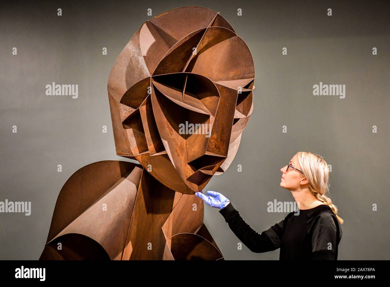 Il cancelliere Helen Bent controlla "Costued Head No.2" alla Tate St Ives, dove la mostra Naum Gabo coincide con il 100th anniversario della pubblicazione dello scultore influente Il Manifesto Realistico. Foto Stock