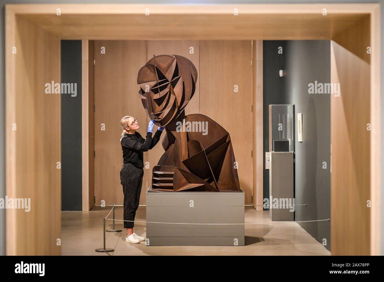 Il cancelliere Helen Bent controlla "Costued Head No.2" alla Tate St Ives, dove la mostra Naum Gabo coincide con il 100th anniversario della pubblicazione dello scultore influente Il Manifesto Realistico. Foto Stock