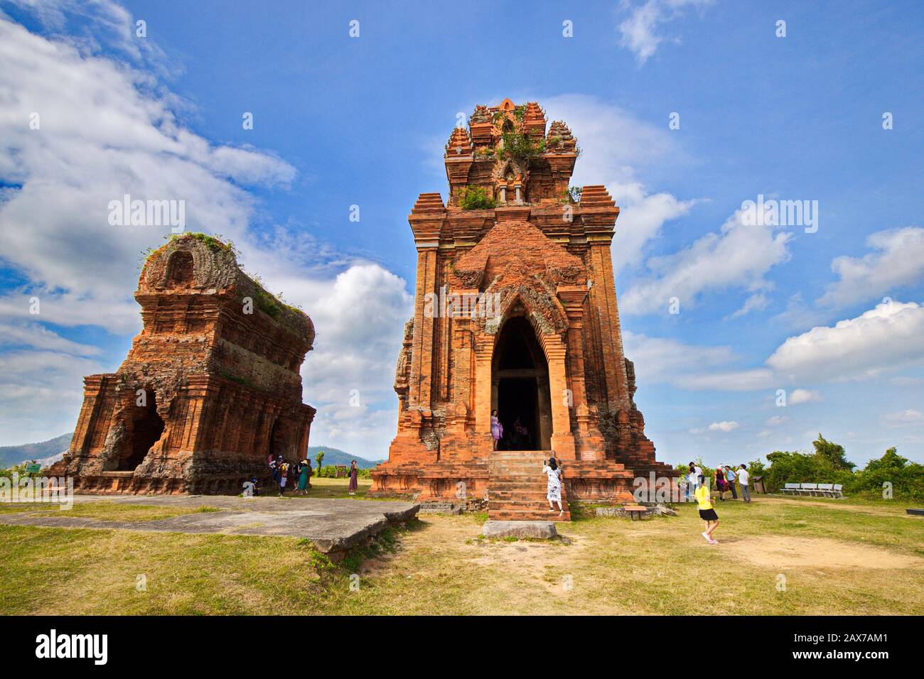 Banh It (torta It) Torre sulla cima di una collina. Questa torre è stata costruita nel 10th secolo con tipico stile architettonico Cham. Foto Stock