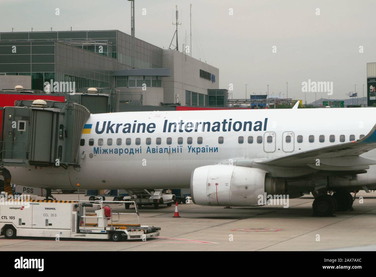 Larnaca, Cipro - 22 ottobre 2019: Aeromobile "Ukraine International Airlines" presso teletrap all'aeroporto Foto Stock