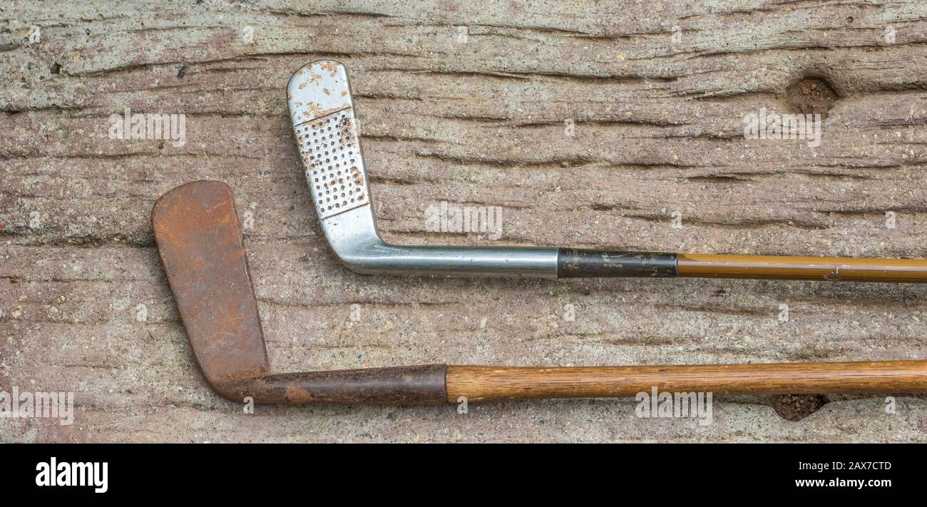 Due club di golf vintage con alberi hickory isolati Foto Stock