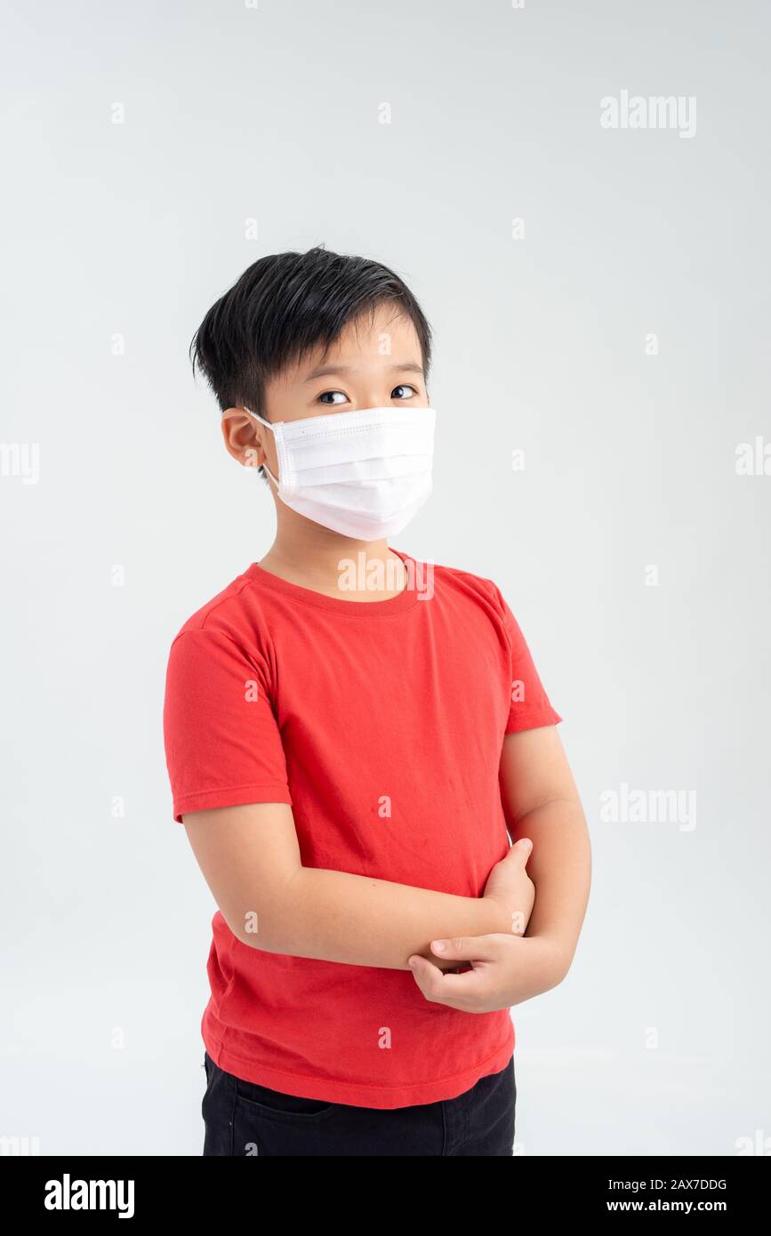 Ragazzo asiatico che indossa la maschera della bocca contro l'atmosfera Di Inquinamento dell'aria per proteggere da influenza o malattia concetto di assistenza sanitaria Foto Stock