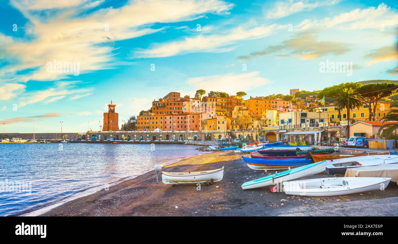 Isola d'Elba, Rio Marina Village baia. Marina, barche e il faro. Toscana, Italia, Europa. Foto Stock