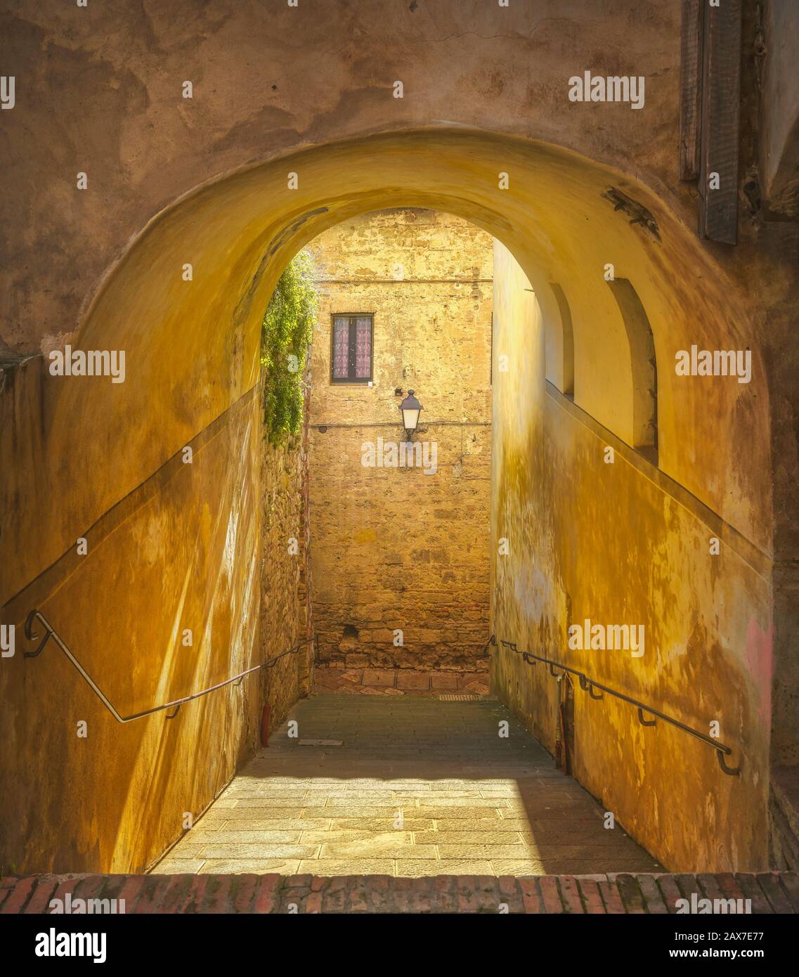 Colle Val d'Elsa, strada pittoresca e galleria nel centro storico. Siena, Toscana, Italia. Foto Stock