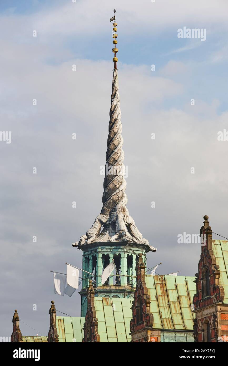 Vecchia torre di borsa con draghi ritorti. Il patrimonio architettonico di Copenaghen Foto Stock