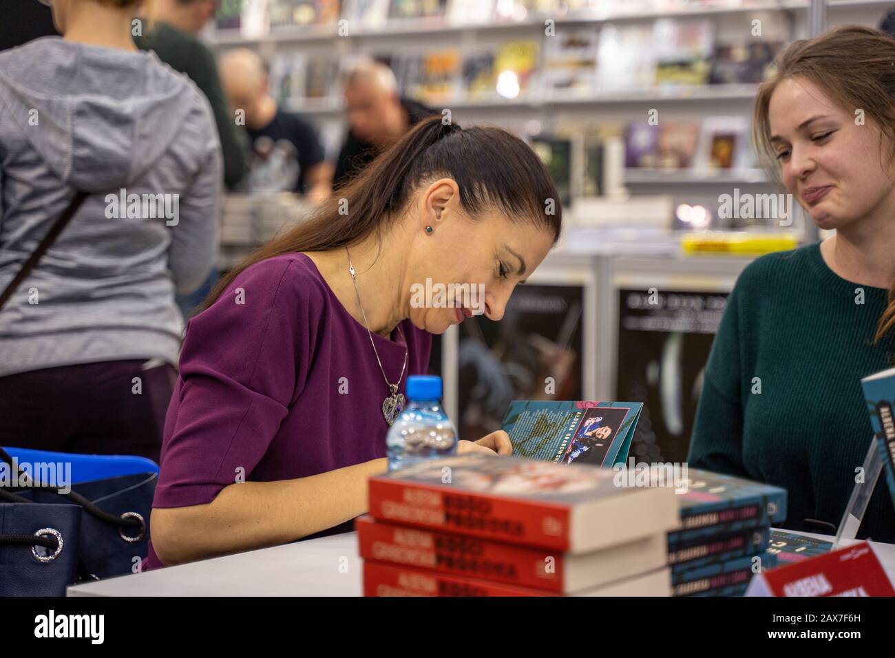 Katowice, Polonia - 6-8 dicembre 2019: Lo scrittore di libri Albena Grabowska firma i libri durante la Fiera del Libro della Slesia a Katowice nel 2019 a International Congres Foto Stock