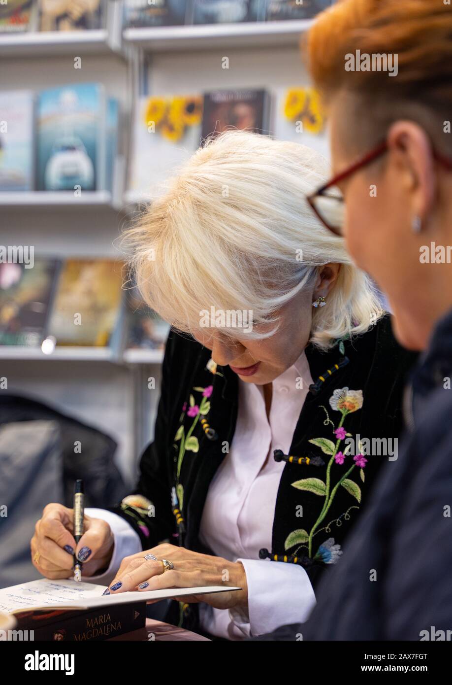 Katowice, Polonia - 6-8 dicembre 2019: Il libro scrittore Ewa Kassala (Dorota Stasikowska-Wozniak) firma libri durante la Fiera Silesiana del libro a Katowice nel 2019 Foto Stock