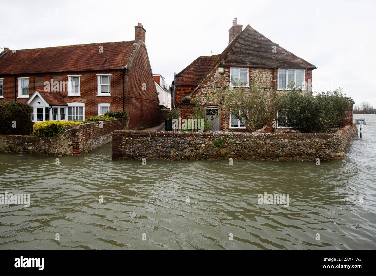 Bosham, West Sussex. 10th Feb 2020. Tempo nel Regno Unito: Le case sono circondate dall'acqua, mentre le maree salgono sulla scia della tempesta Ciara e inondano il villaggio di Bosham, West Sussex, Regno Unito lunedì 10 febbraio 2020. Molti luoghi nel Regno Unito rimangono con gli avvertimenti gialli del tempo mentre il fronte meteorologico della tempesta Ciara continua. Fotografia : Luke Macgregor Credit: Luke Macgregor/Alamy Live News Foto Stock