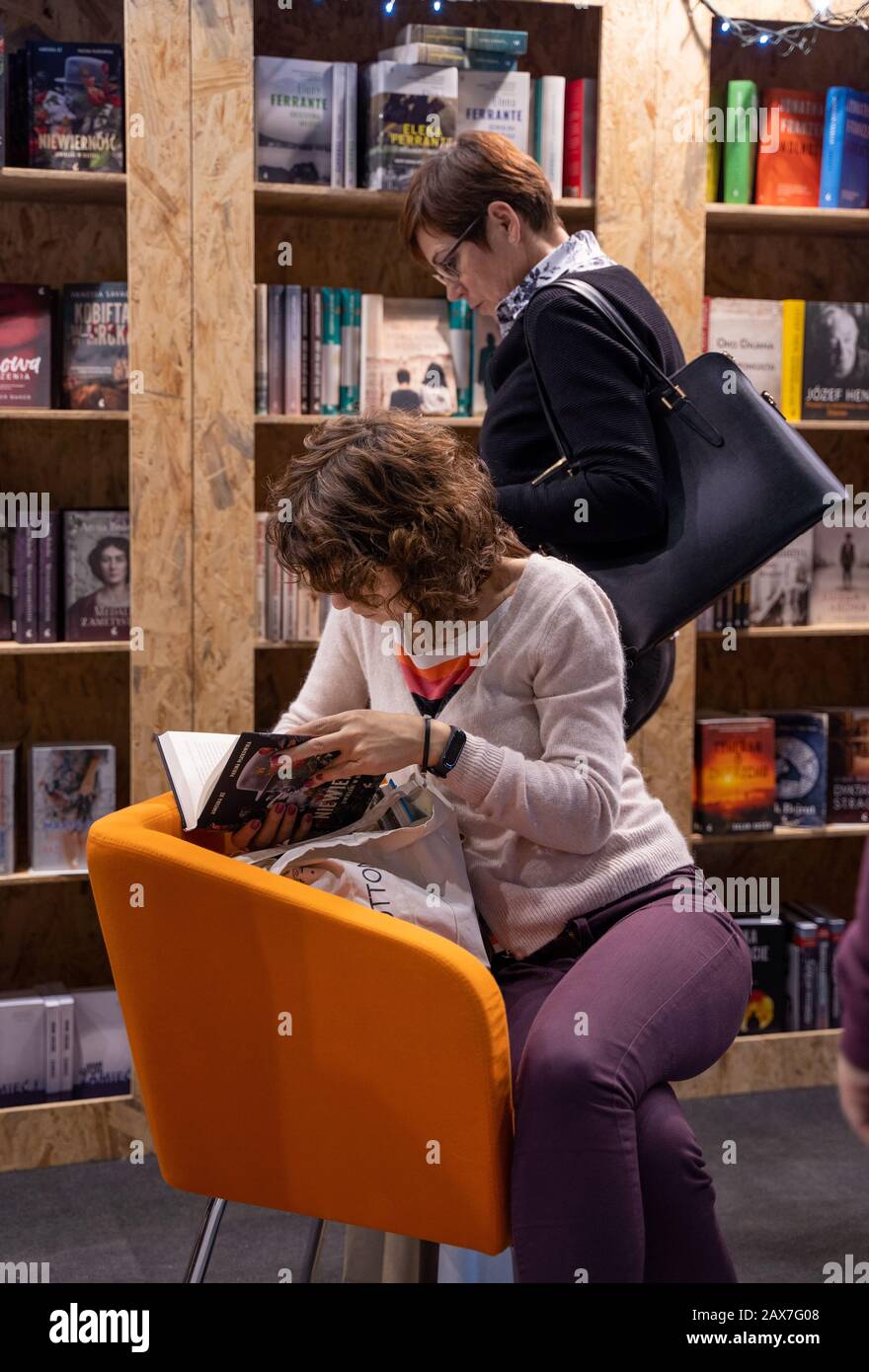 Katowice, Polonia - 6-8 dicembre 2019: Due donne in cerca di libri durante la Fiera del Libro della Slesia a Katowice nel 2019 al Centro Congressi Internazionale. Foto Stock