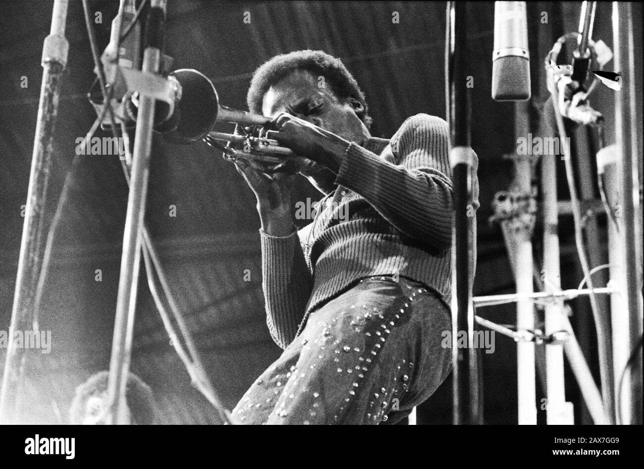 Miles Davis al famoso Isle of Wight Festival nel 1970, si stima che tra 600 e 700.000 persone hanno partecipato. Sabato 29 Agosto 1970 Foto Stock