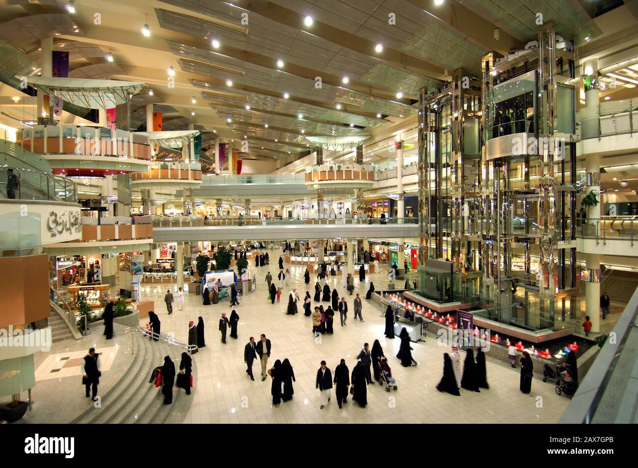 Shopping mall in saudi arabia immagini e fotografie stock ad alta ...