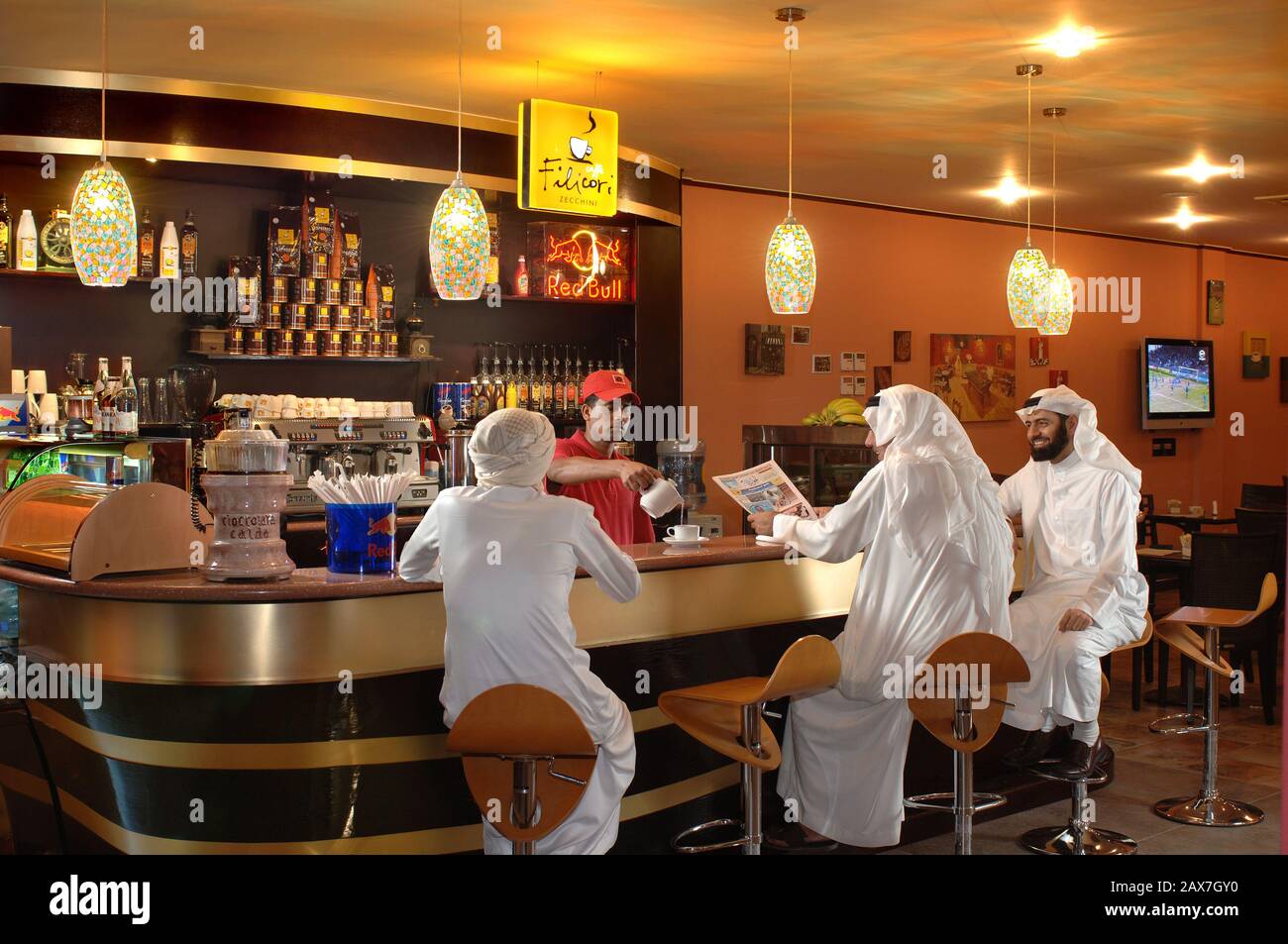Saudis beve tè e caffè in un bowling club di al Khobar. Foto Stock