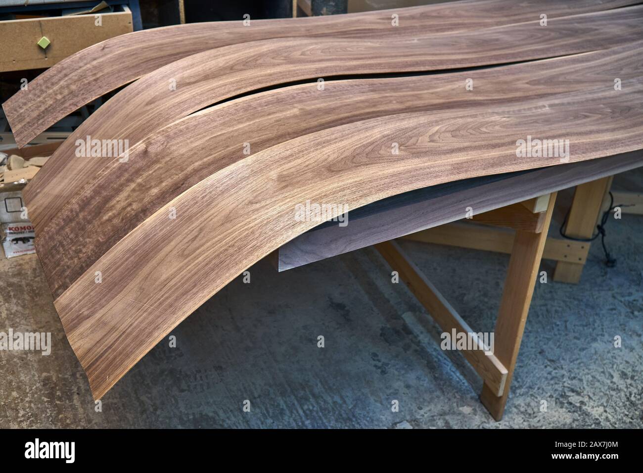 Impiallacciatura di noce. Struttura in legno. Lavorazione del legno e della Falegnameria. Primo piano. Produzione di mobili Foto Stock