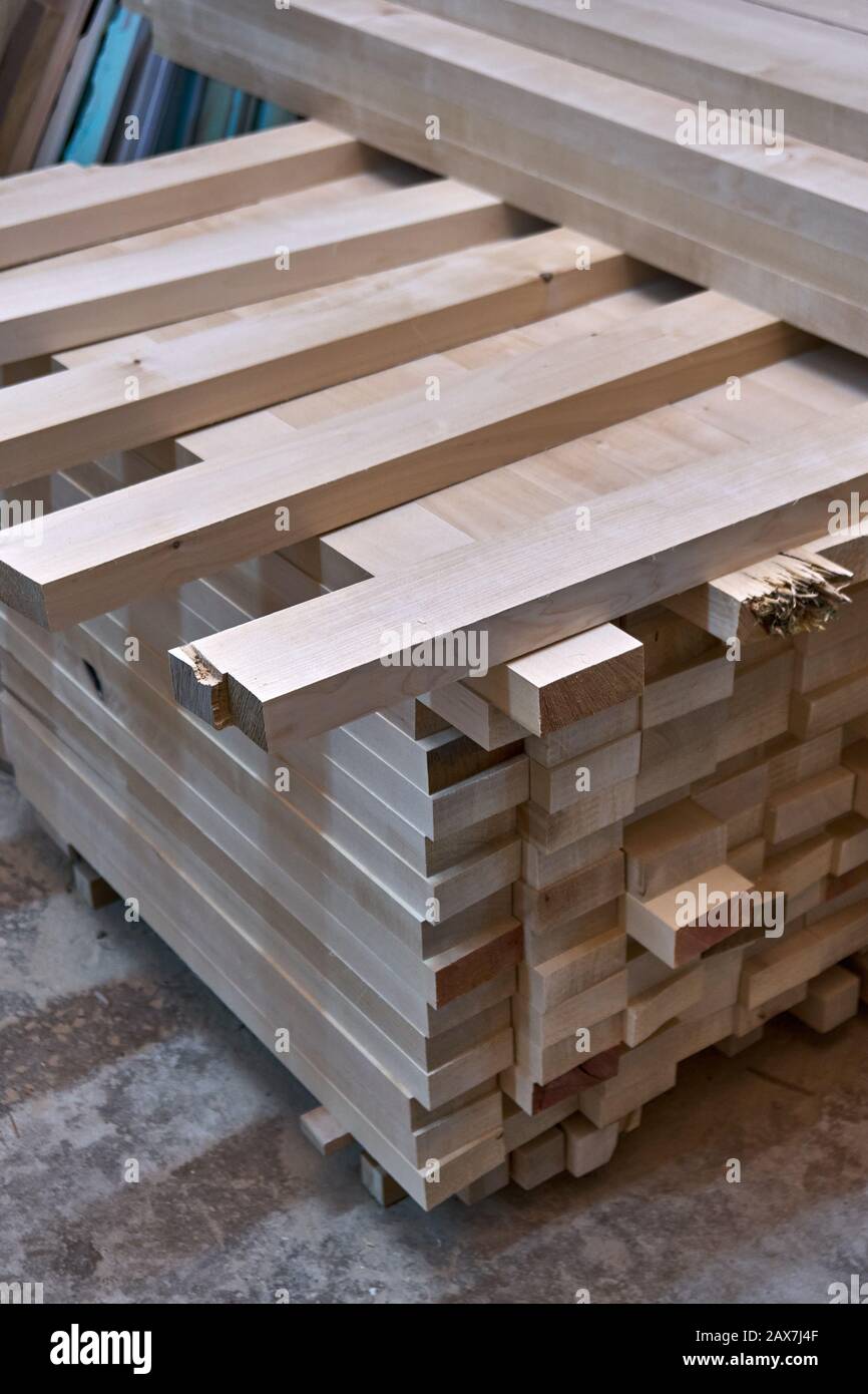 Gambe di tavoli in legno. Gambe di tavoli in legno impilate in officina. Produzione di mobili Foto Stock