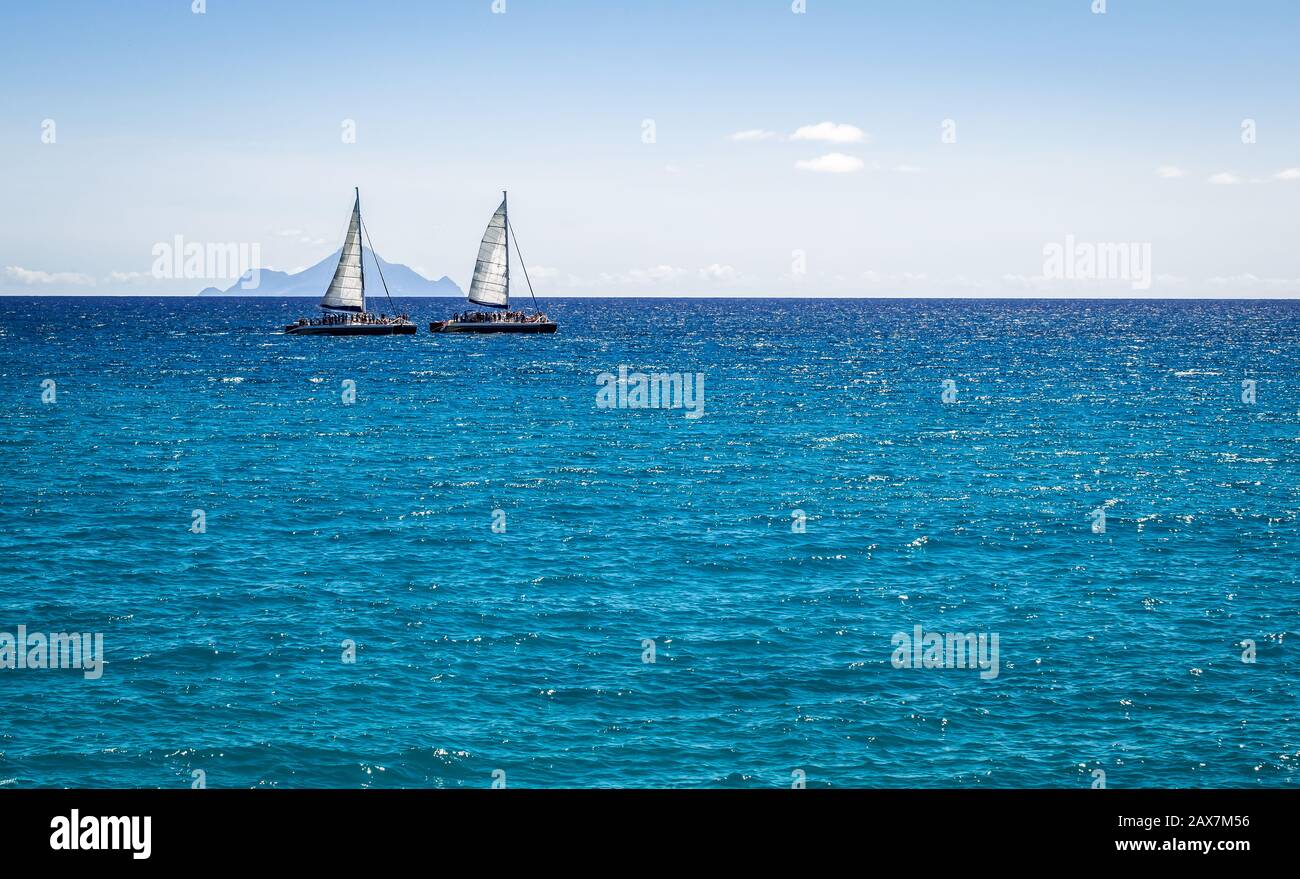 Due barche a vela in catamarano nei Caraibi. Foto Stock