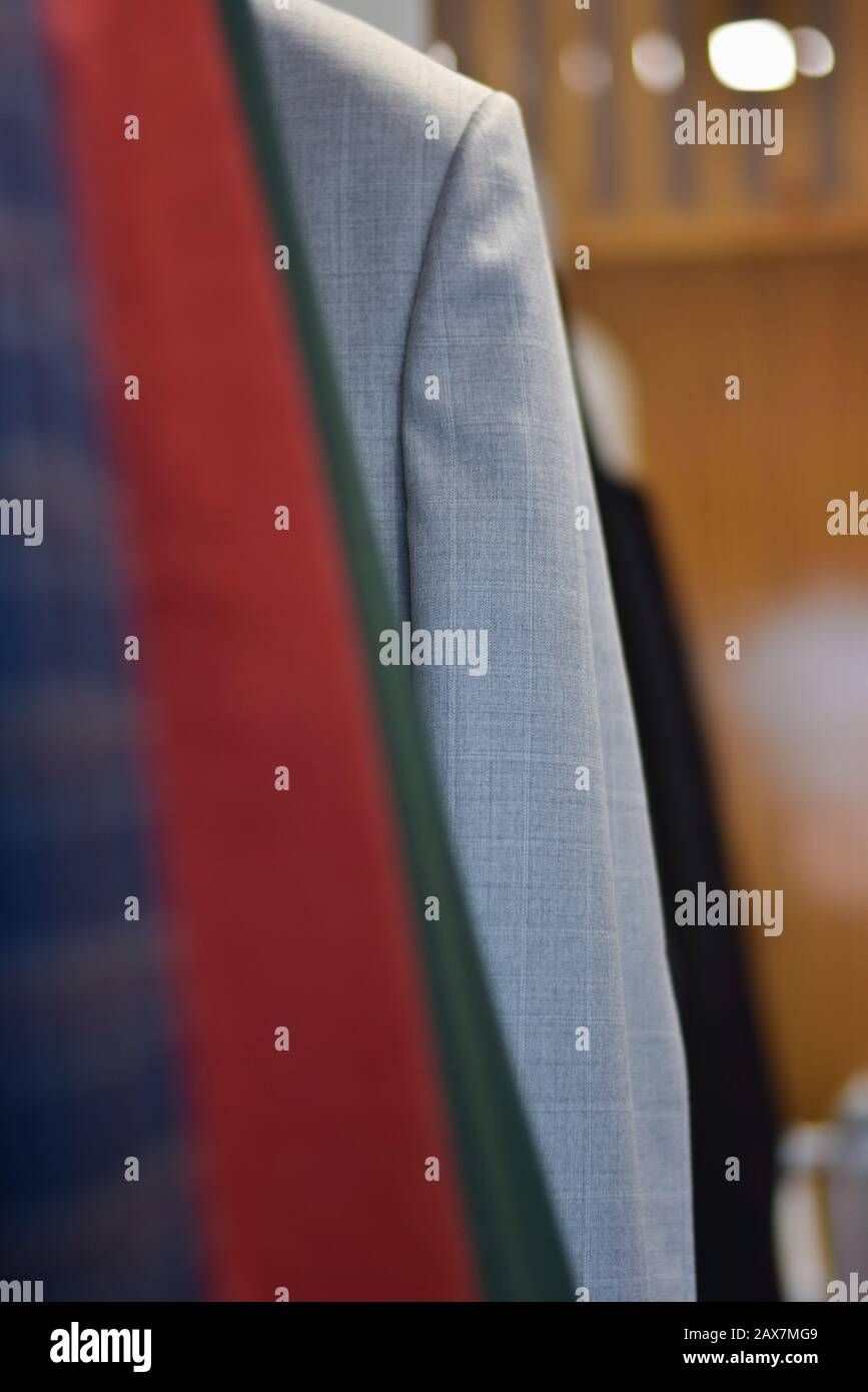 uomo vestito formale in uno showroom con sfondo sfocato Foto Stock