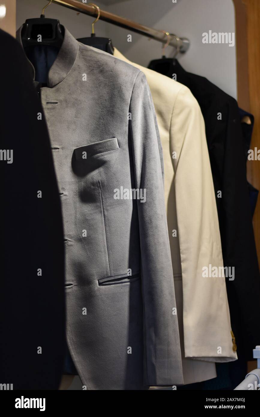 uomo vestito formale in uno showroom con sfondo sfocato Foto Stock