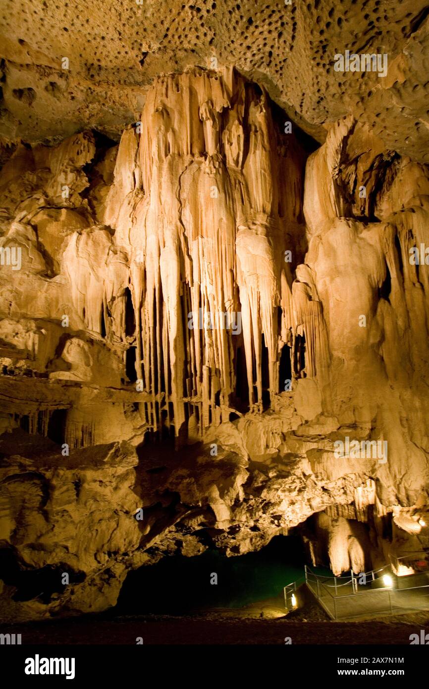 La grotta di al Hoota, situata sul lato meridionale di Jabal Akdhar, vicino  al-Hamra in Oman. E' un importante e fragile ecosistema sotterraneo con la  presenza di specie animali rare ed endemiche