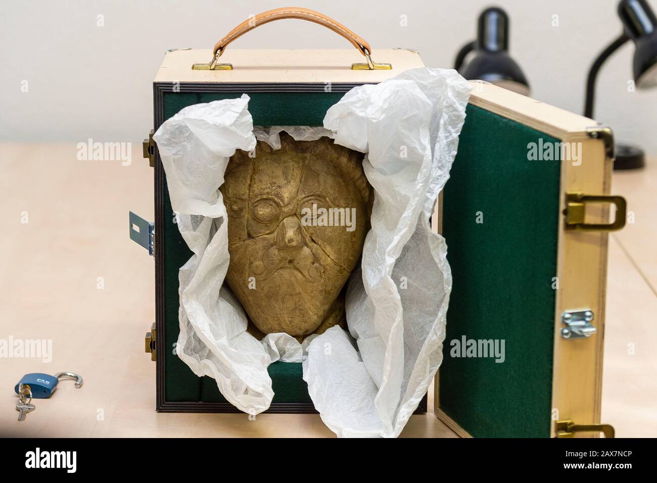 La testa di pietra celtica di Msecke Zehrovice dal periodo tra la seconda metà del terzo secolo fino alla prima metà del secondo secolo a.C. si vede durante i preparativi per il trasporto rigoroso e sicuro da Terezin a Olomouc, Repubblica Ceca, il 10 febbraio 2020. La testa di pietra è stata prestata al Museo Regionale di Olomouc per una mostra. (Ctk Photo/Ondrej Hajek) Foto Stock