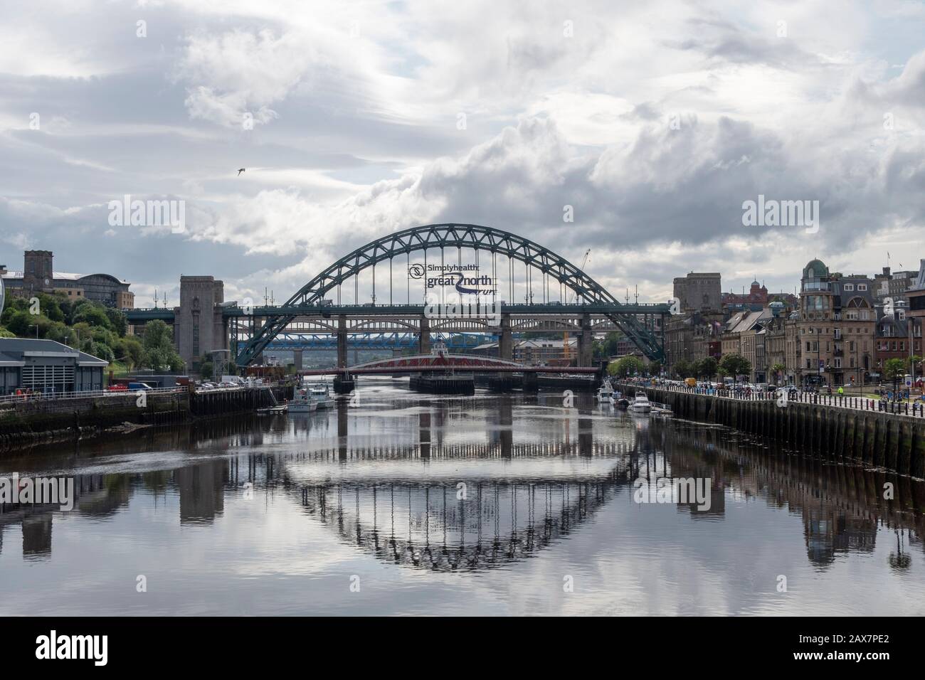 Il ponte Tyne, un ponte ad arco attraverso il fiume Tyne a Newcastle upon Tyne, Northumberland, Inghilterra Foto Stock