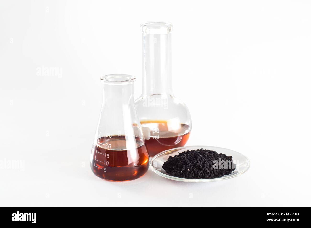 Olio Nigella sativa in vetreria da laboratorio. Foto Stock