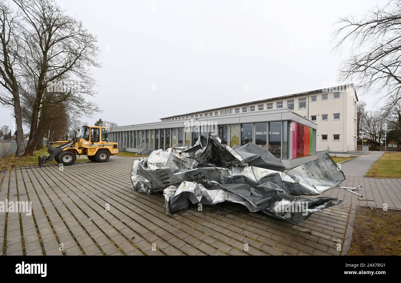 11 febbraio 2020, Baviera, Höhenkirchen-Siegertsbrunn: Un tetto di stagno danneggiato si trova di fronte alla scuola primaria e secondaria Erich Kästner. Le classi si tengono di nuovo in tutte le scuole pubbliche del Landkreis München, ad eccezione della scuola primaria e secondaria Erich Kästner a causa dei danni provocati dalla tempesta al tetto. Foto: Tobias Hase/Dpa Foto Stock