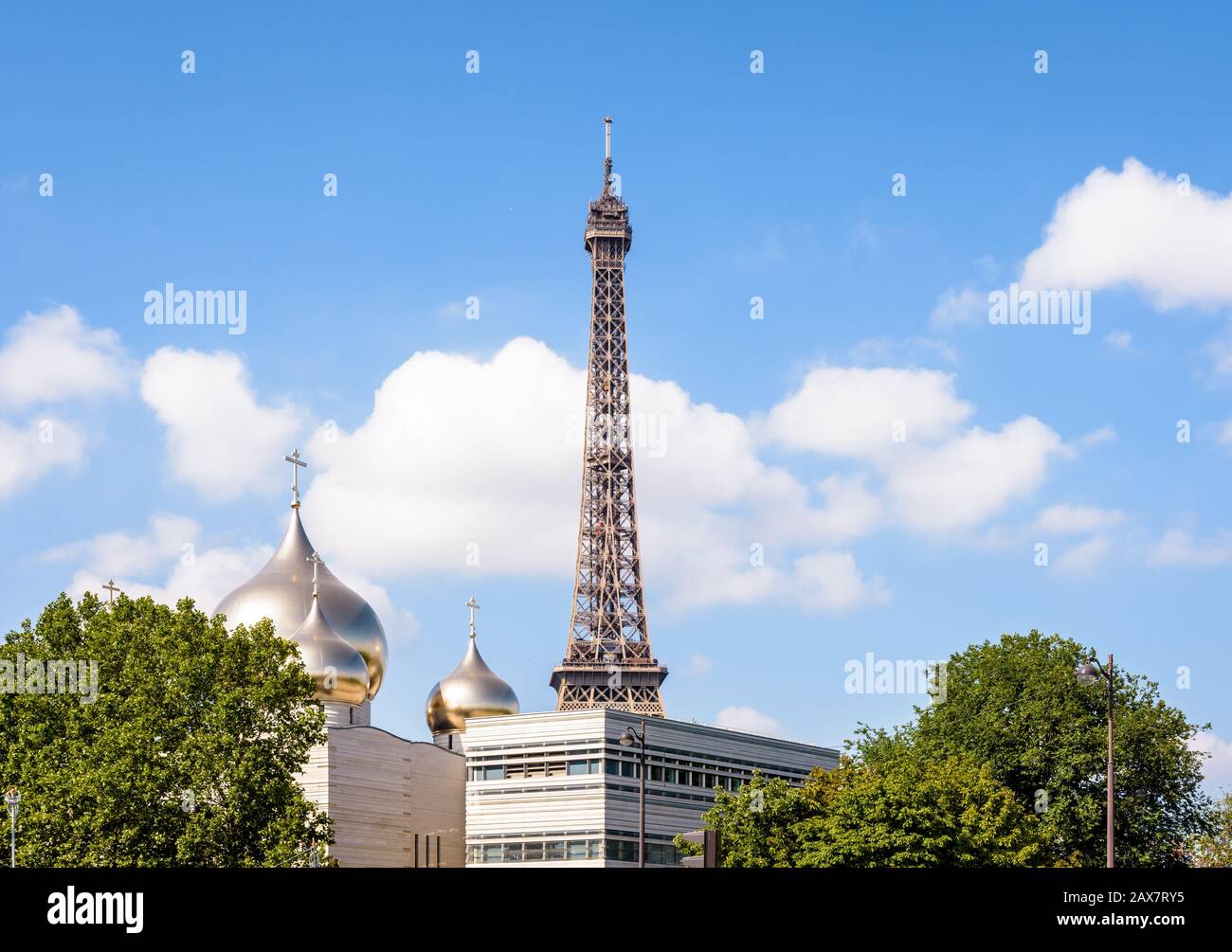 La Cattedrale della Santissima Trinità è una cattedrale ortodossa russa sormontata da cupole di cipolla dorata, costruita nel 2016 non lontano dalla Torre Eiffel di Parigi, Francia. Foto Stock