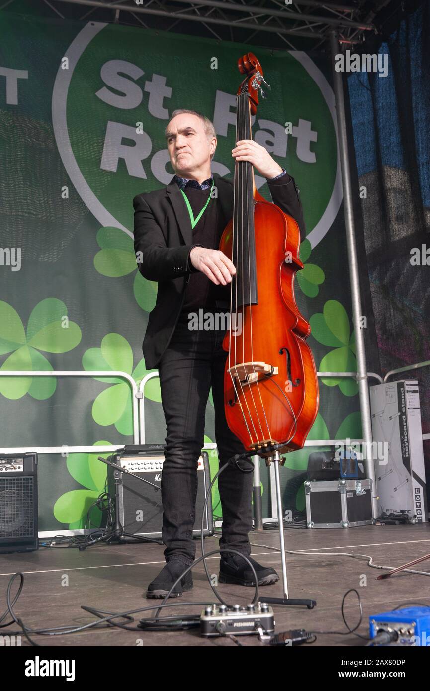 Birmingham, Regno Unito. 17 Marzo 2019. Finbar Furey si esibisce alla parata di San Patrizio a Digbeth. © Ken Harrison Foto Stock