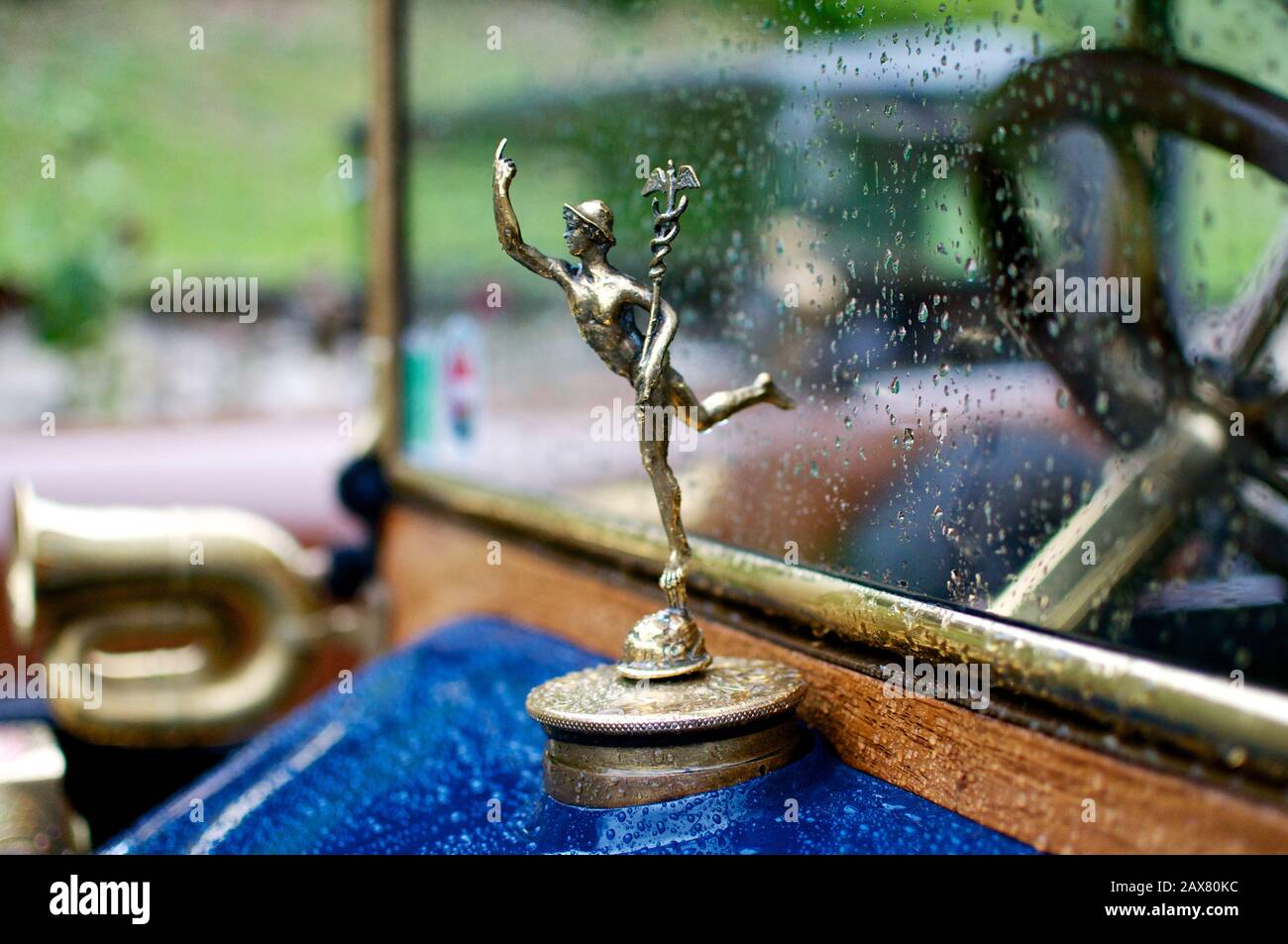 Statuette al mercurio sul cofano sul coperchio del serbatoio del gas di un'auto retrò Foto Stock