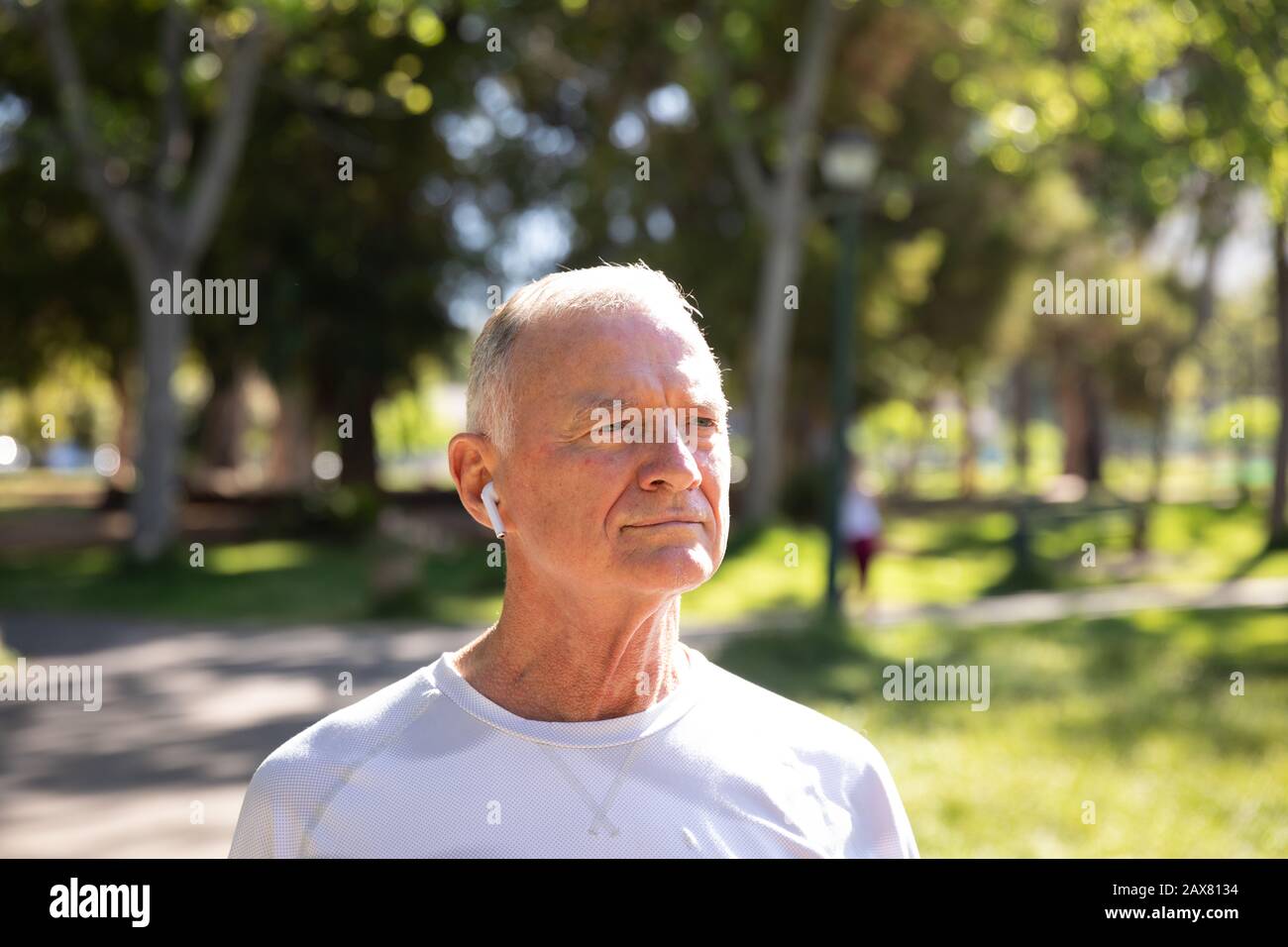 Jogger ascoltare la musica nel parco Foto Stock