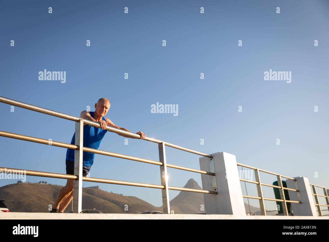 Jogger in piedi sul mare Foto Stock