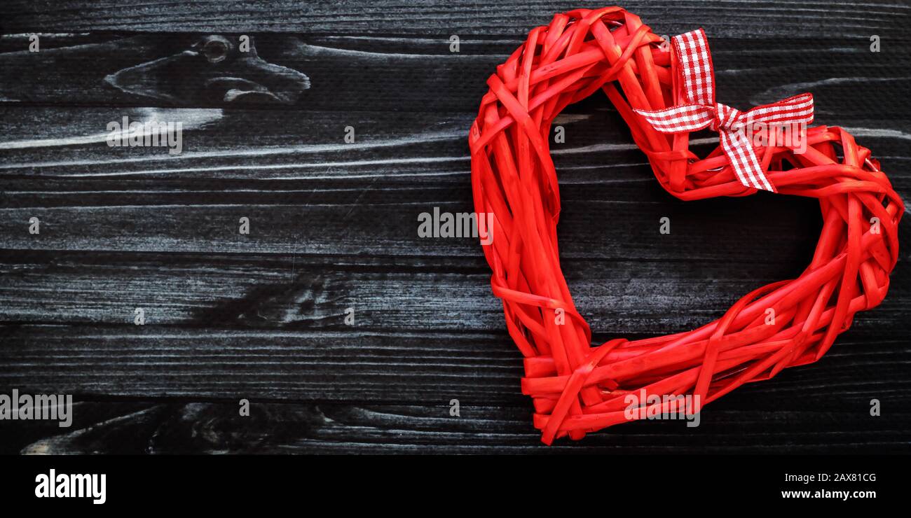Cuore rosso fatto a mano su tavola di legno nero. Romantica carta regalo in stile vintage, modello con copia, spazio di testo. Sfondo giorno Valentines. Simbolo della lov Foto Stock