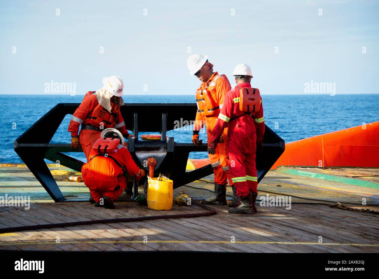 l'equipaggio marino inizia a lavorare sul ponte per l'operazione di movimentazione dell'ancora Foto Stock