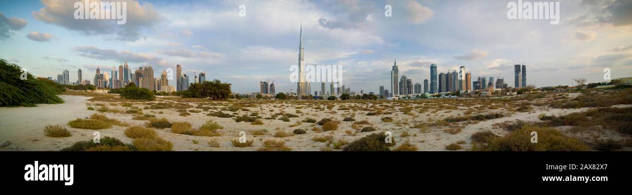 Panorama della skyline di Dubai con il Burj Khalifa. Dubai, EAU. Foto Stock