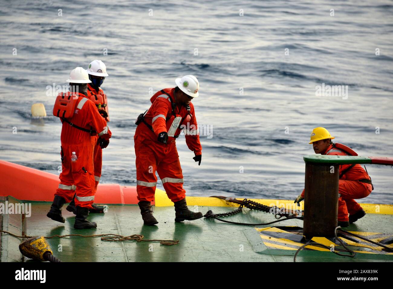 l'equipaggio marino inizia a lavorare sul ponte per l'operazione di movimentazione dell'ancora Foto Stock