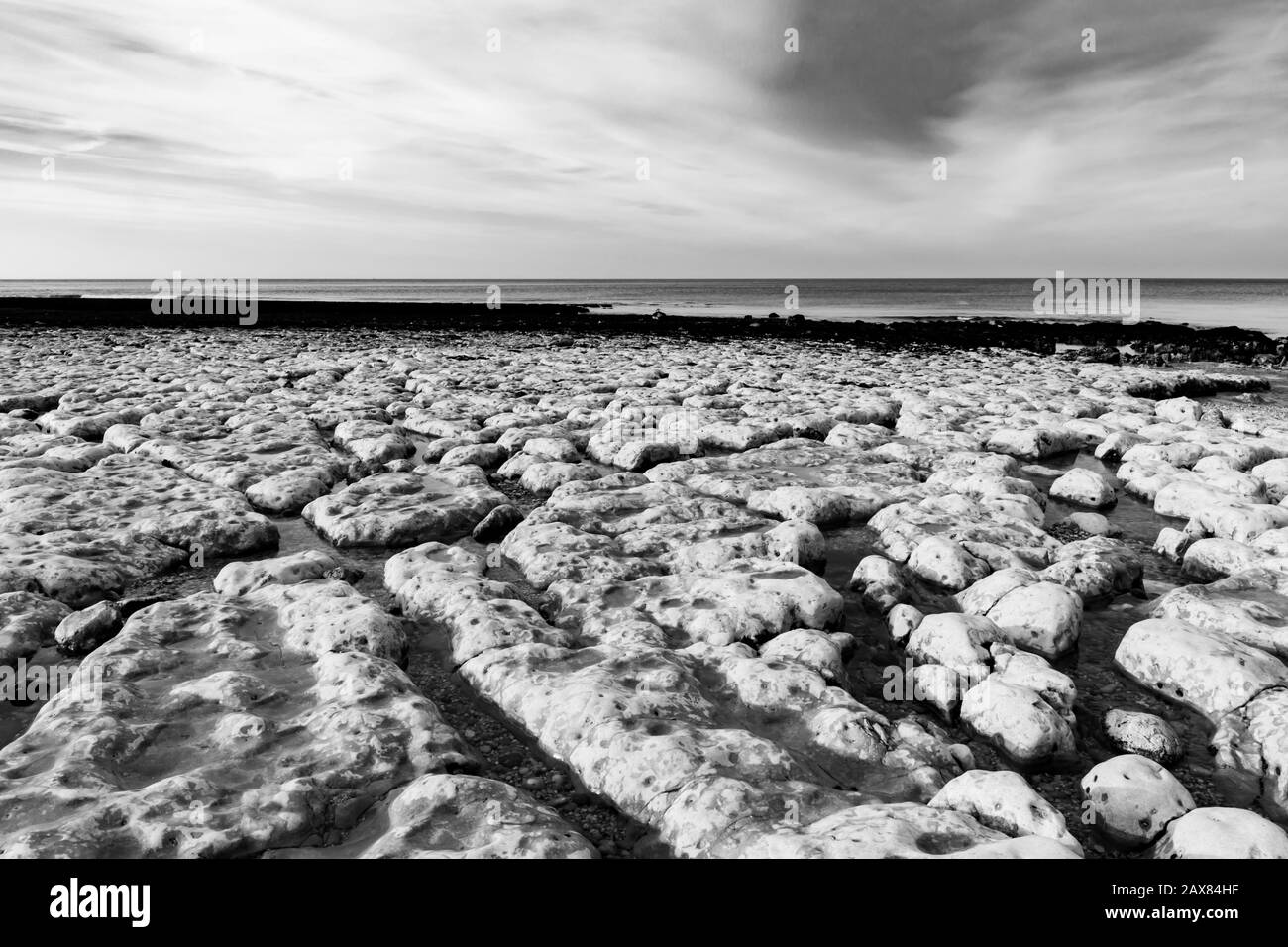 Etretat, Normandia, Francia - la spiaggia a bassa marea Foto Stock