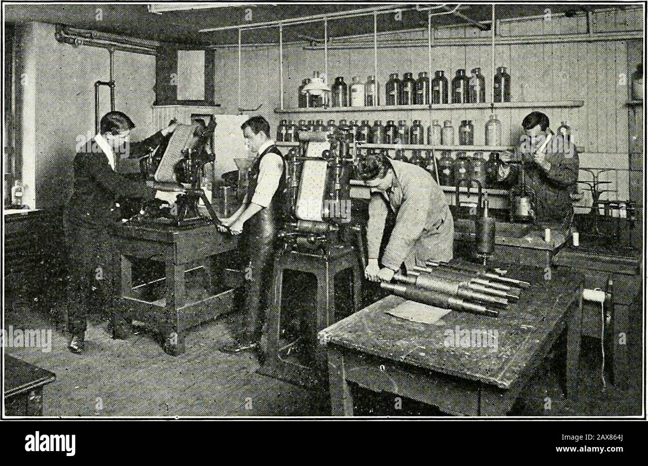 Catalogo della scuola tessile, 1909-1910 . tudy di condizioni techemiche; delle condizioni fisiche. - diversi tipi di macchine mercer-izing. - Vari effetti da ottenere nel mercerizzo; stuccatura e 95 CORSI DI CHIMICA, TINTURA E STAMPA lustro. - filati e pezza di Merctrizing. - Effetto del mercerizzo sulla fibra; resistenza, elasticità, ecc. Discussione sui brevetti relativi alla merceiizzazione. - Test di merci mercerizzate. - Difficoltà incontrate nella tintura del mercerizedcotone. - Coloranti più adatti per essere impiegati. - preparazione di vari fili e tessuti shadowon mercerizzati. - Tintura di lana e stuoia di seta Foto Stock